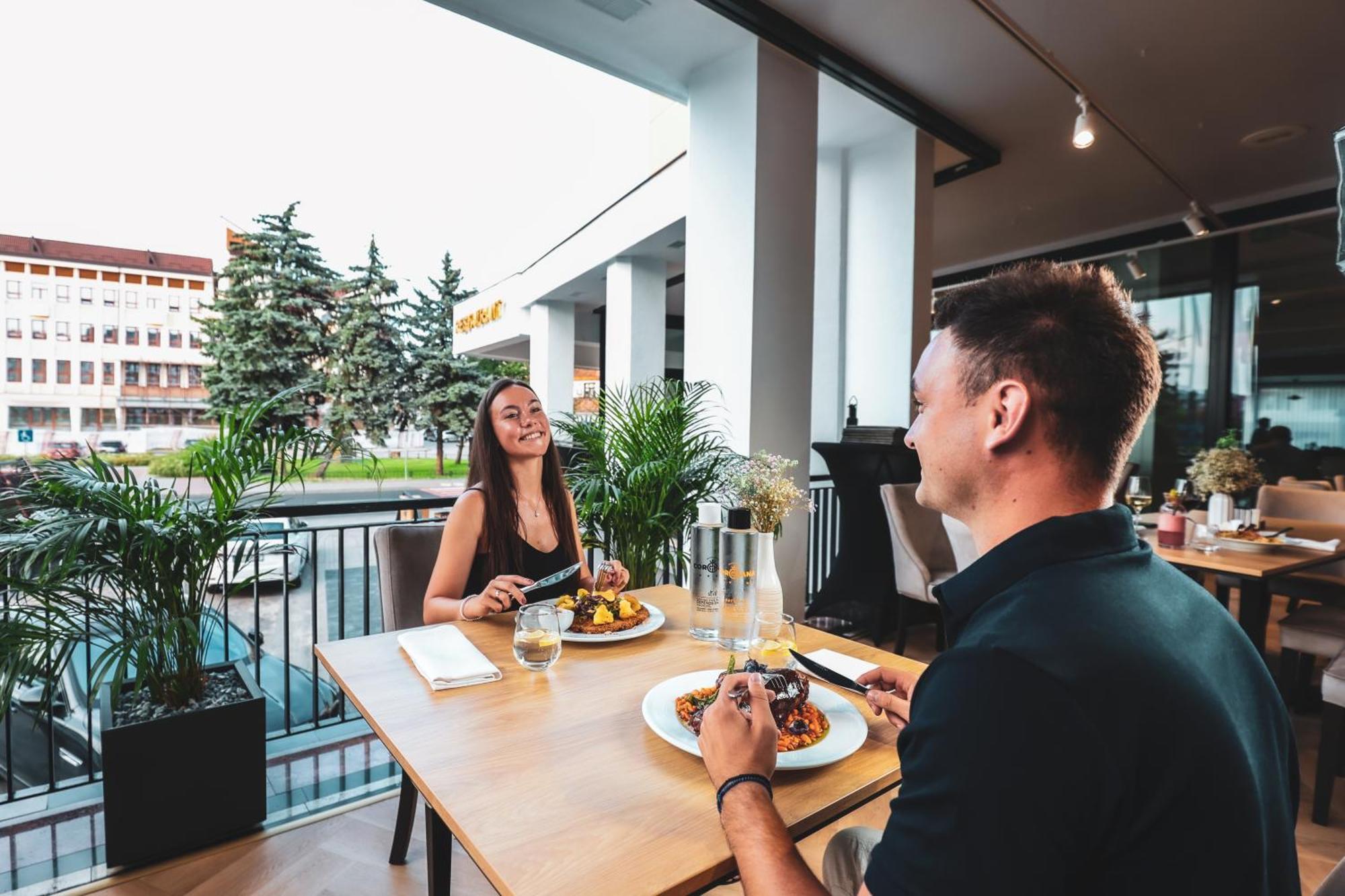 Grand Hotel Coroana Bistrita  Bagian luar foto